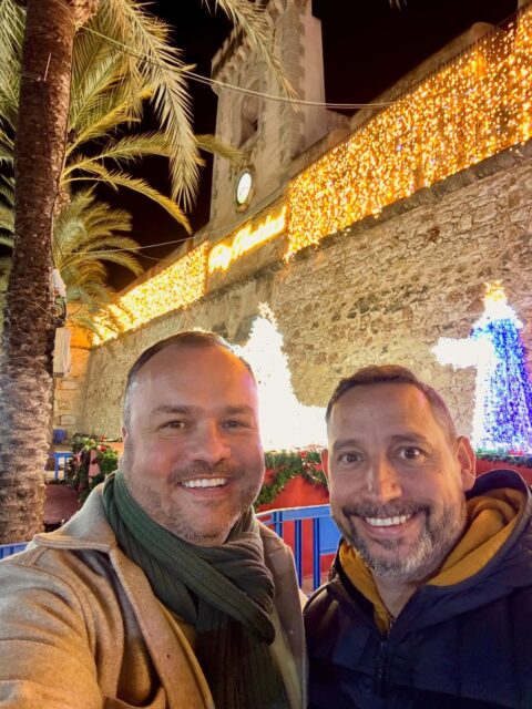 Rok 2025 byl plný slunce, smíchu a skvělých hostů 🧡 
Děkujeme všem, kteří u nás dovolenkovali, smáli se, odpočívali… a zapomněli i na budík.

Do nového roku vám přejeme víc moře než mailů – a kdyby vám chybělo, víte kde nás najít 🌊😉

#dekujeme #spanelsko #santapola #apartmanumore #dovolena2026